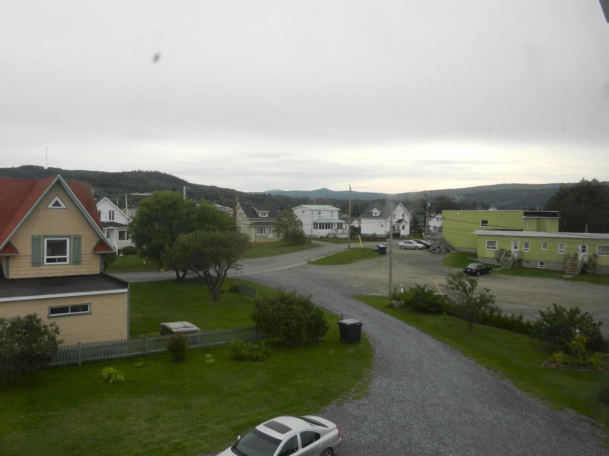 Gite La Ptite Falaise Hebergement Touristique Sainte Anne des Monts ภายนอก รูปภาพ